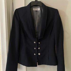 Sharp elegant navy blue suit looks like new. size 2-6. Make an offer!